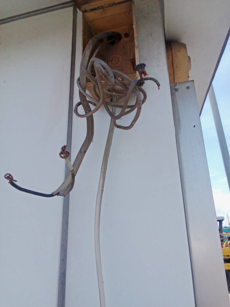 สายไฟในกล่องพักสาย