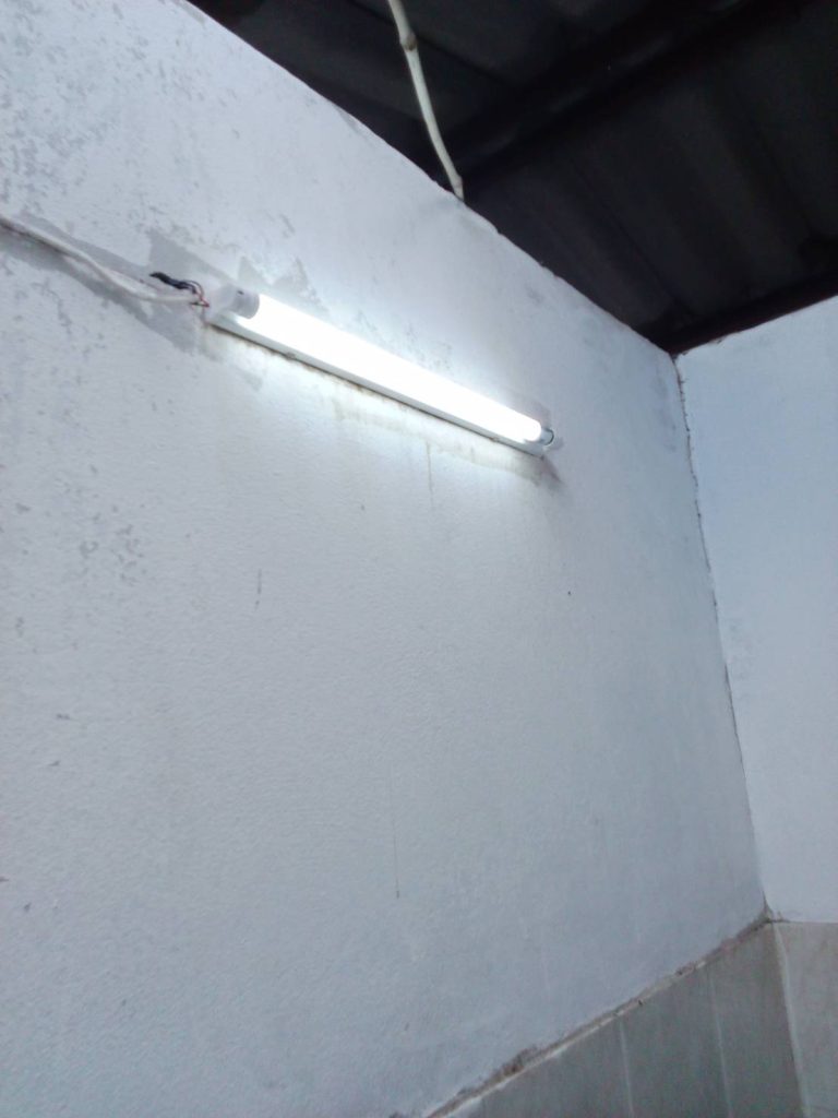 ติดตั้งหลอดไฟฟลูออเรสเซนต์