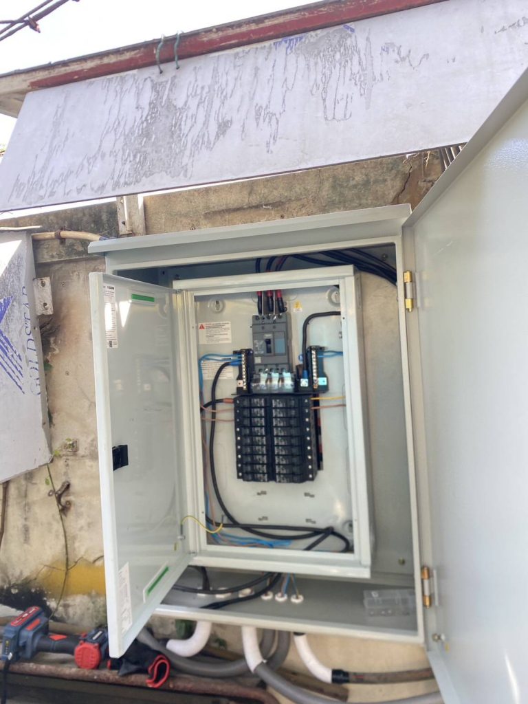 ช่างไฟฟ้าทำการติดตั้งตู้โหลดเซ็นเตอร์