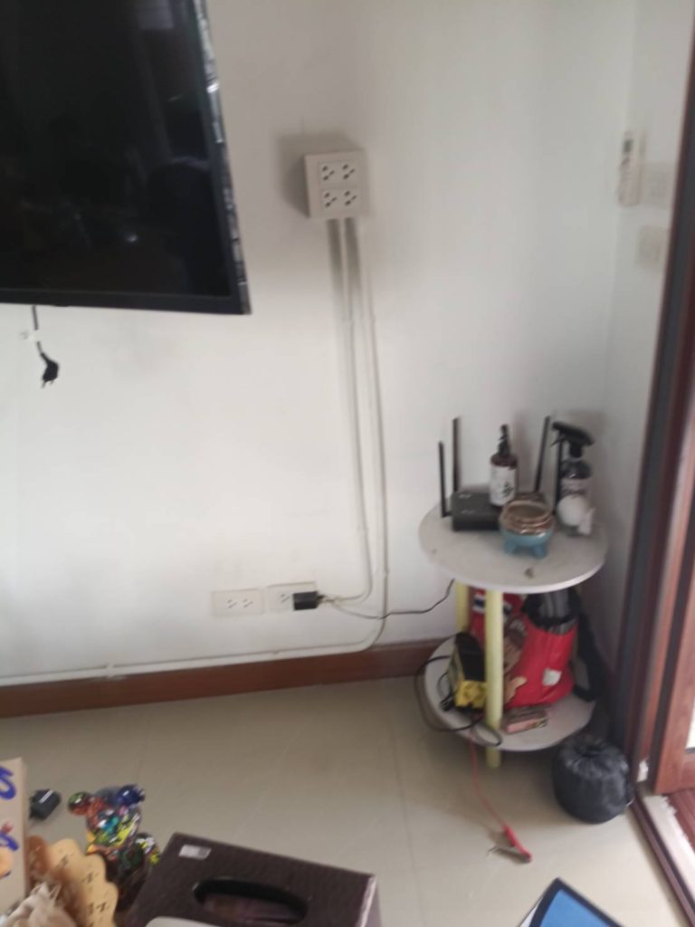 ปลั๊กไฟและแนวท่อสายไฟ