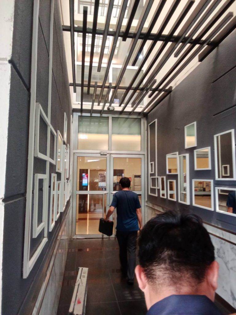 ช่างไฟฟ้าเดินทางเข้าหน้างาน