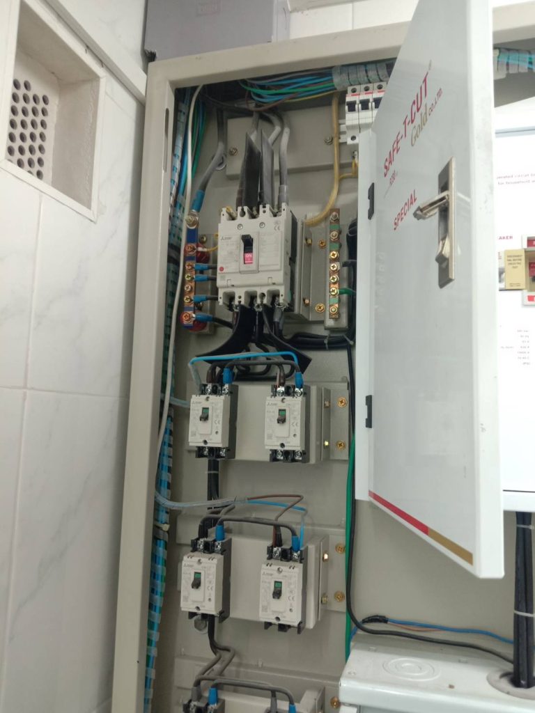 เมนเบรกเกอร์