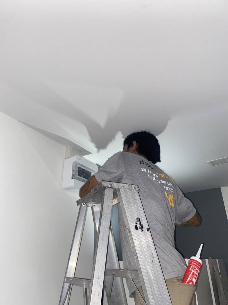 ช่างไฟฟ้าตรวจเช็กตู้คอนซูมเมอร์