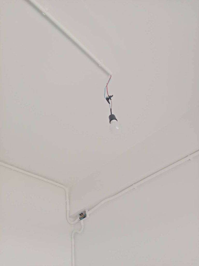 แนวท่อสายไฟและหลอดไฟที่ต่อไว้ชั่วคราว