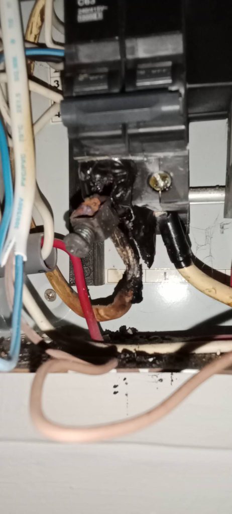 ช็อตละลายที่จุดต่อสายไฟเบรกเกอร์