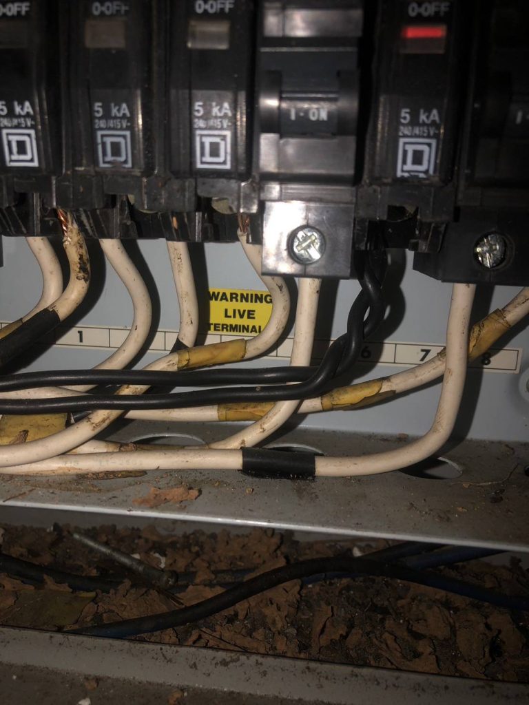 ตรวจเช็กเบรกเกอร์ในตู้คอนซูมเมอร์