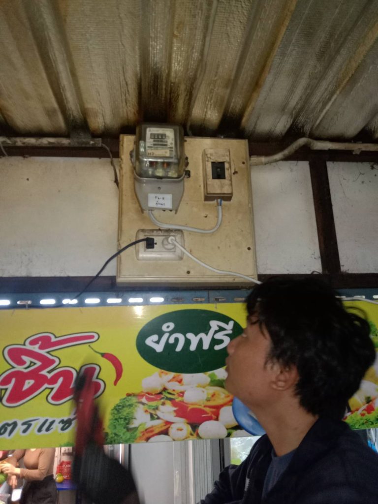 ช่างไฟฟ้าตรวจเช็กตู้ไฟเก่า