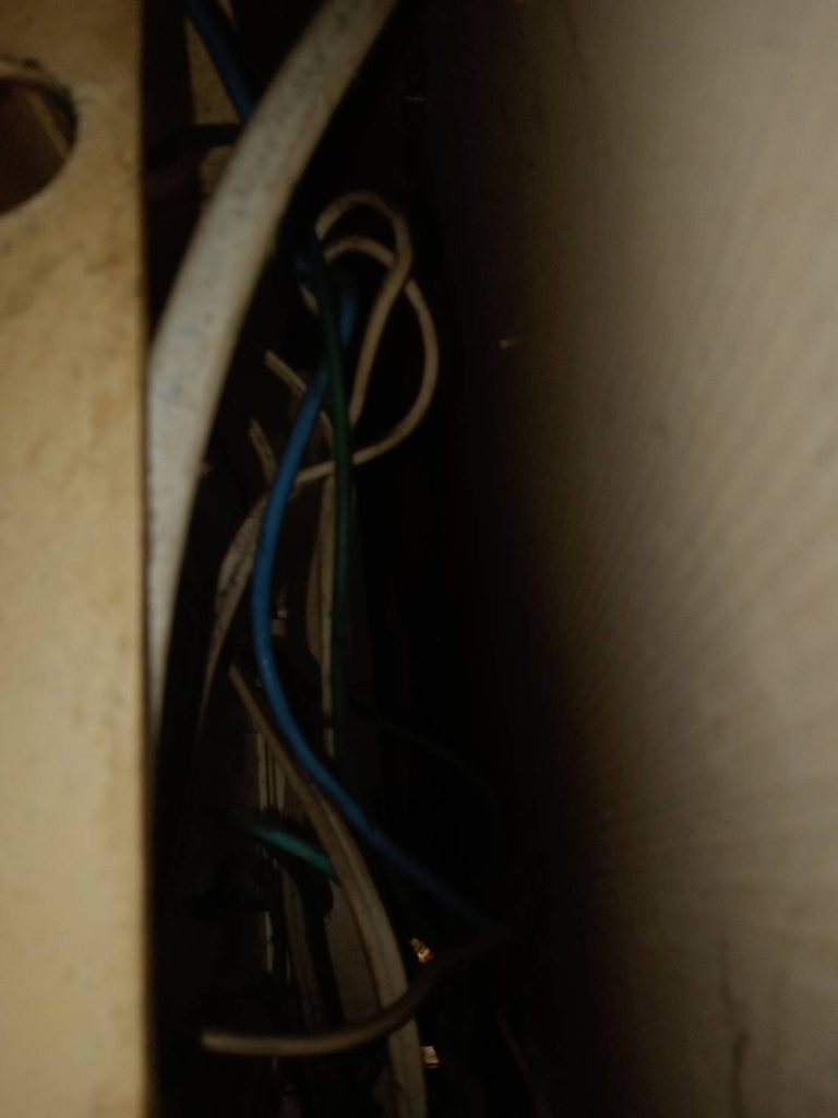 ช่างไฟฟ้าตรวจเช็กตู้ไฟเก่า