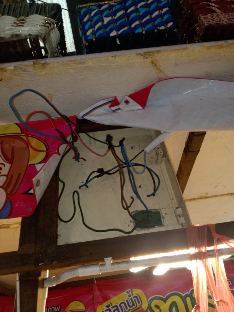 ช่างไฟฟ้าตรวจเช็กตู้ไฟเก่า