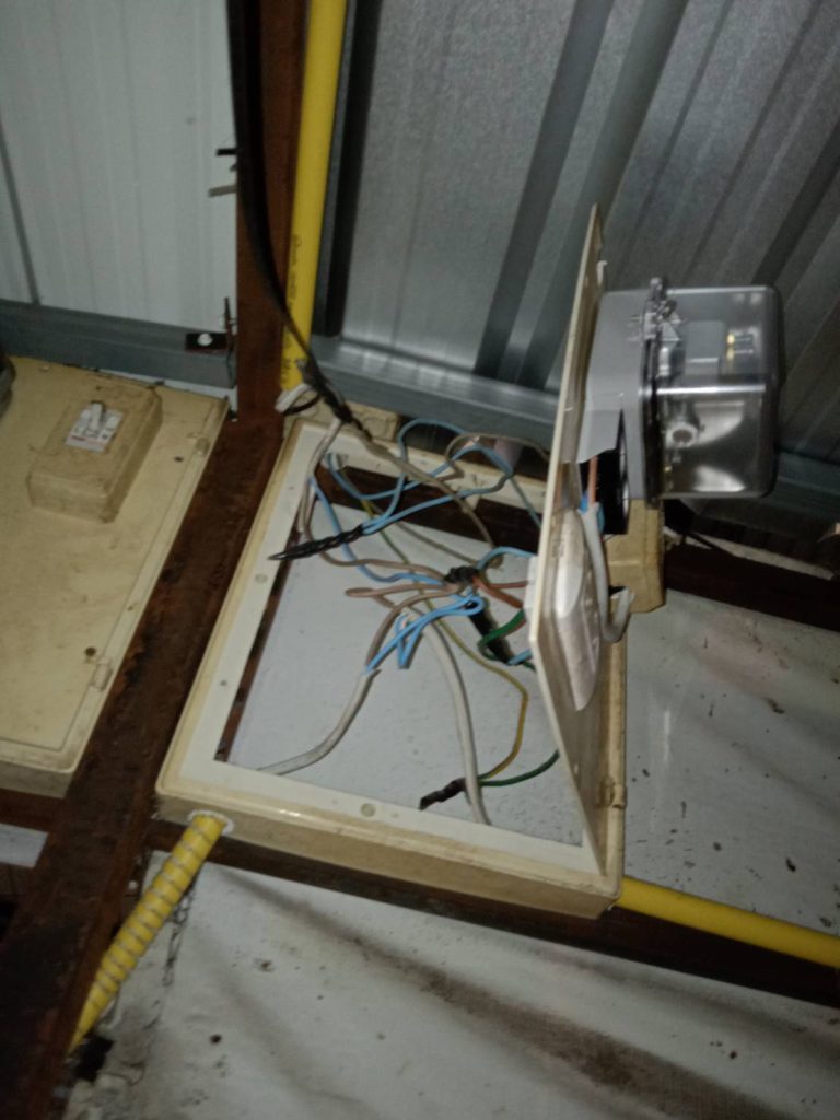 ช่างไฟฟ้าตรวจเช็กตู้ไฟเก่า