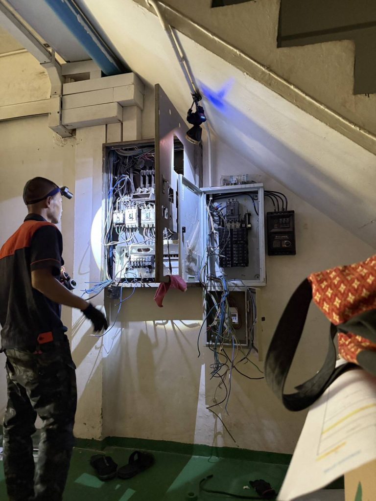 รื้อสายซ่อมระบบไฟ