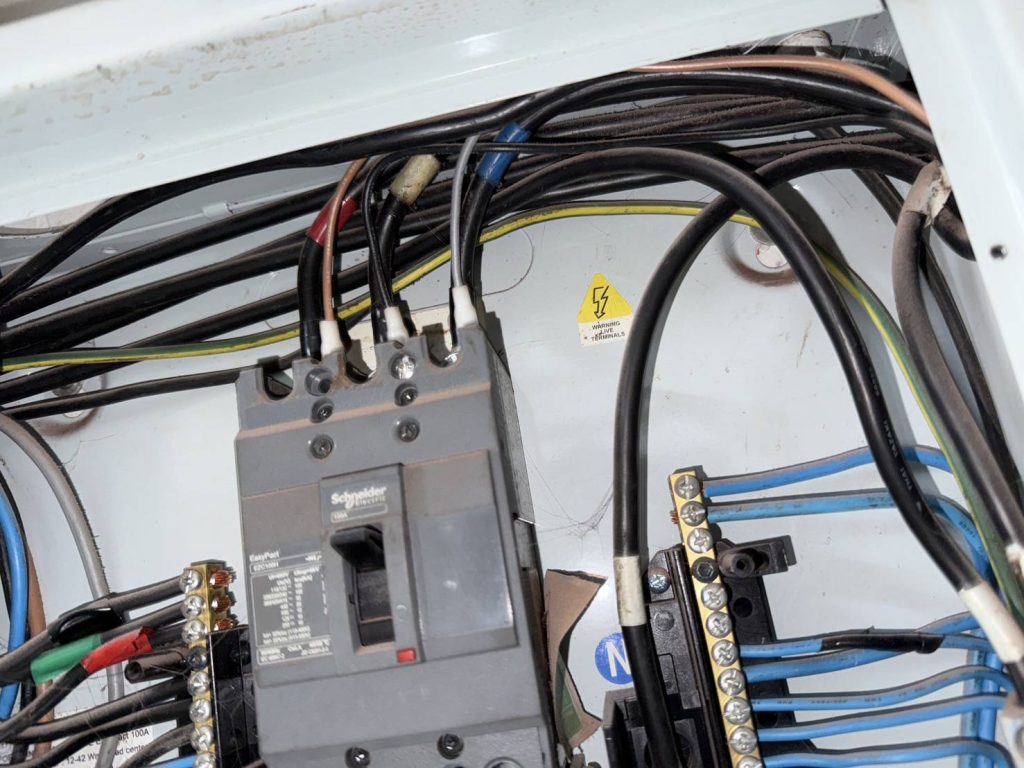 เมนเบรกเกอร์