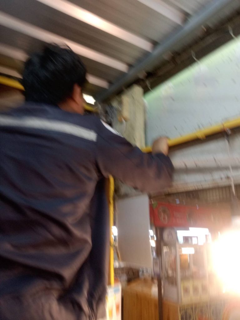 ช่างไฟฟ้าตรวจเช็กตู้ไฟเก่า