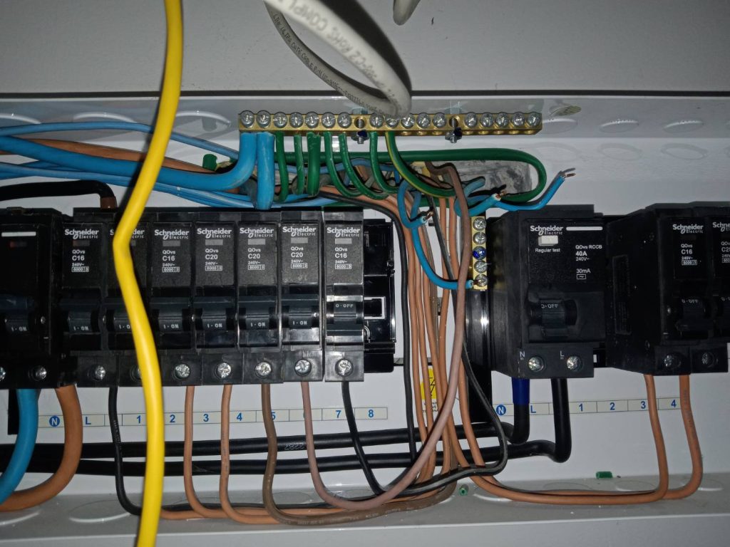 ช่างไฟฟ้าตรวจเช็กตู้คอนซูมเมอร์