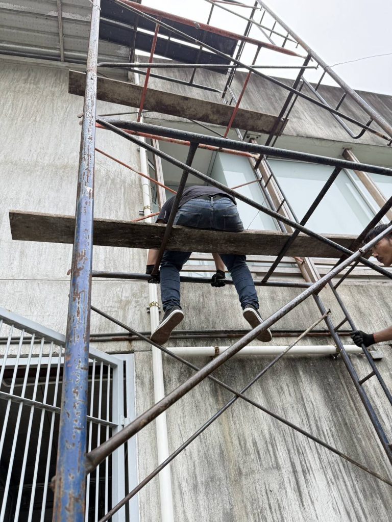 ตั้งนั่งร้านเดินระบบไฟ