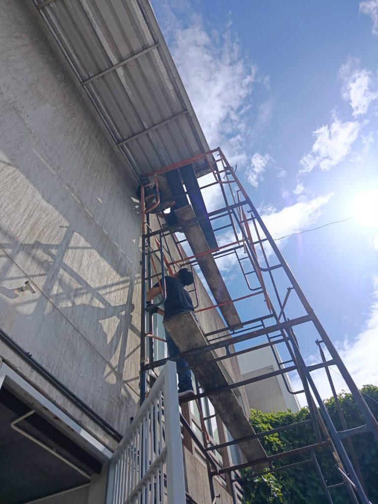 ปีนนั่งเดินสายไฟ