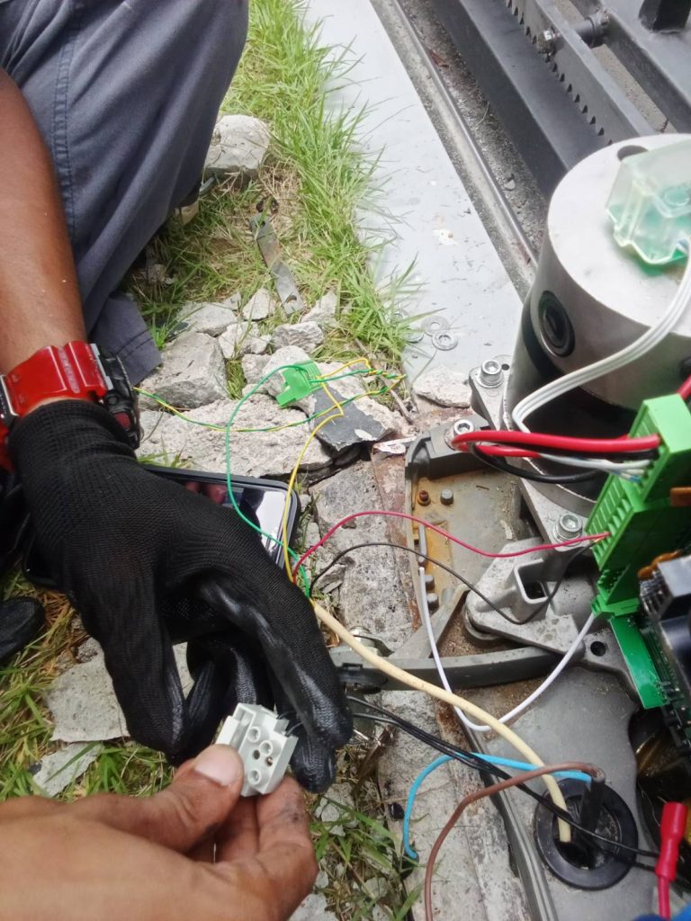 ติดตั้งมอเตอร์ประตูรีโมท