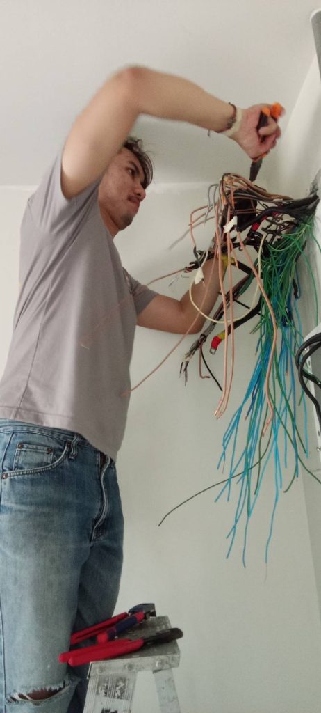 ช่างไฟฟ้าเดินสายไฟเตรียมติดตั้งตู้โหลดเซ็นเตอร์