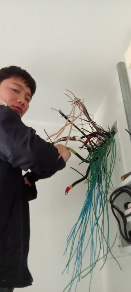 ช่างไฟฟ้าเดินสายไฟเตรียมติดตั้งตู้โหลดเซ็นเตอร์