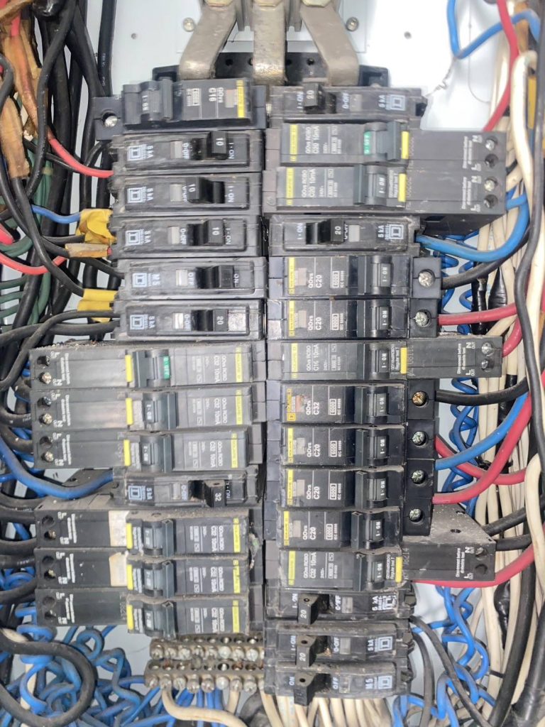 เบรกเกอร์ลูกย่อยในตู้โหลดเซ็นเตอร์