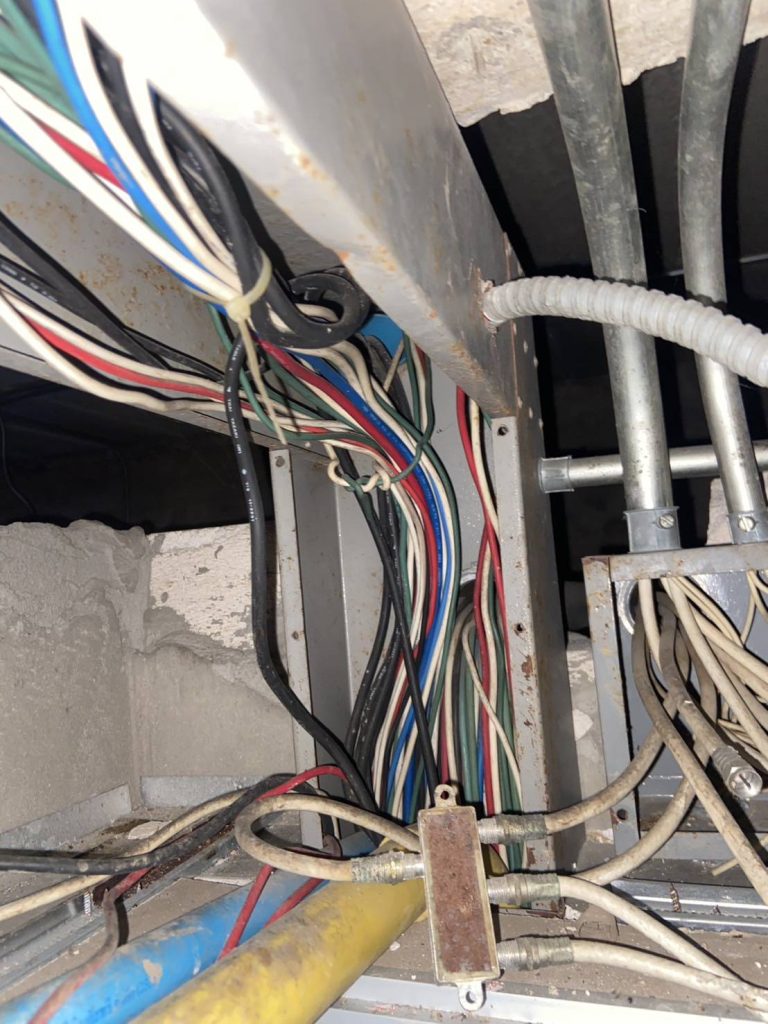 สายไฟบนฝ้า