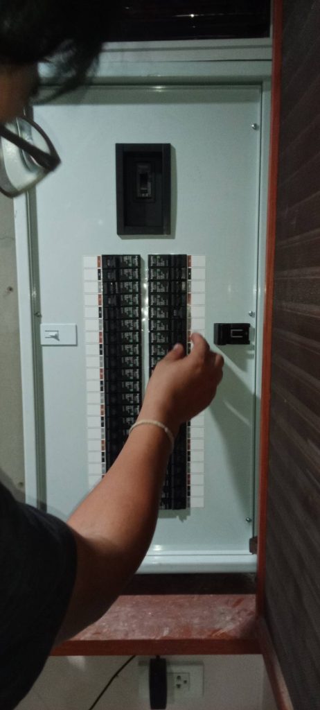 ช่างไฟฟ้าตรวจเช็กตู้โหลดเซ็นเตอร์