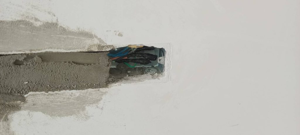 กรีดผนังฝังระบบไฟ