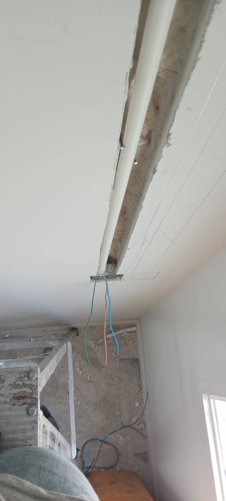 กรีดผนังฝังระบบไฟ