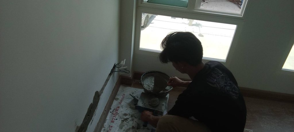 ติดตั้งปลั๊กไฟแบบฝังผนัง