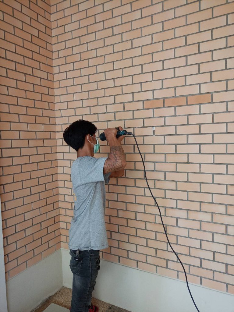 เจาะผนังเตรียมติดตั้ง