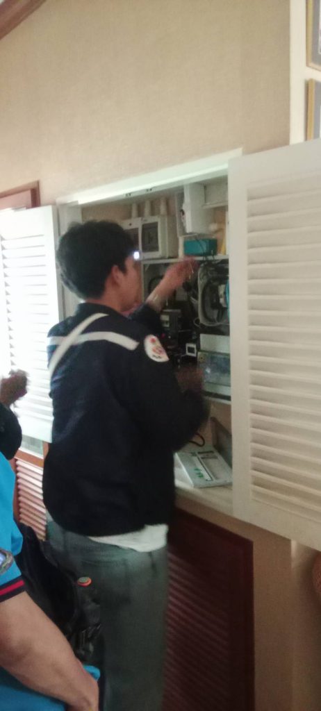 ช่างไฟฟ้าตรวจเช็กตู้คอนซูมเมอร์