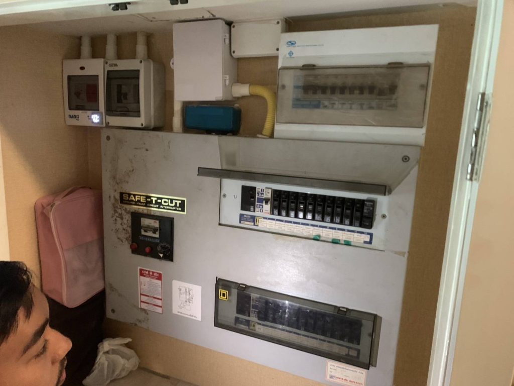 แผงควบคุมไฟฟ้า