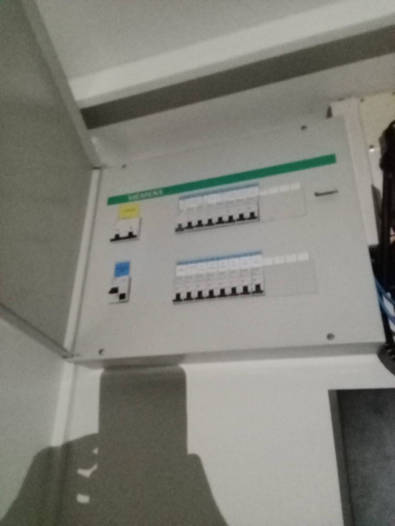 ช่างไฟฟ้าตรวจเช็กตู้คอนซูมเมอร์