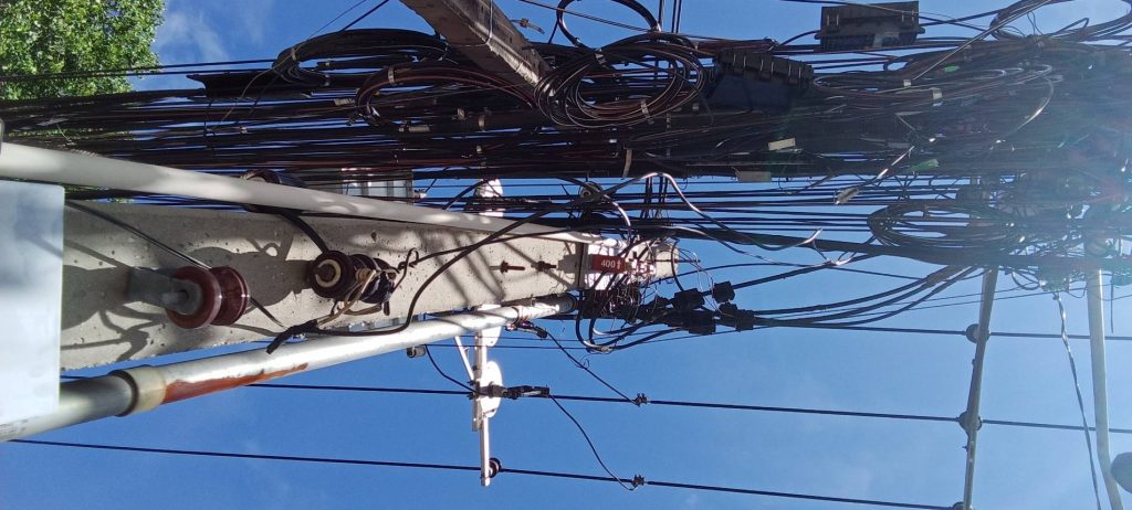 แนวสายไฟบนเสาไฟฟ้า