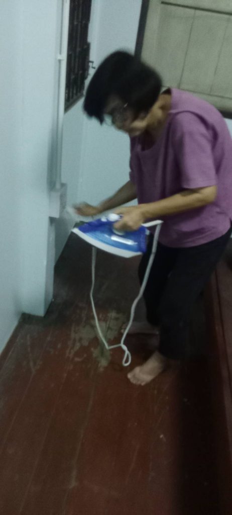 ลูกค้าทดสอบปลั๊กไฟหลังการติดตั้ง