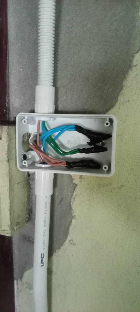 สายไฟในกล่องพักสายไฟ