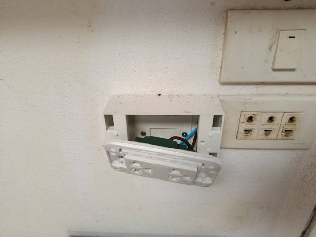 รื้อปลั๊กเช็กสายไฟ