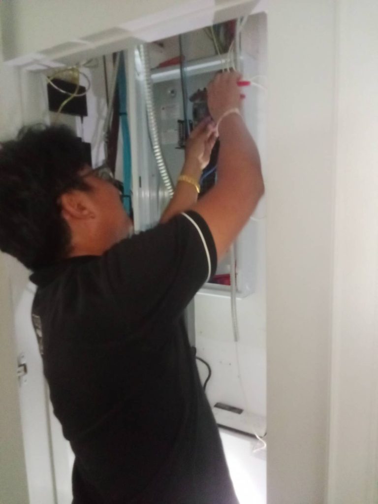 ช่างไฟฟ้าติดตั้งตู้โหลดเซ็นเตอร์