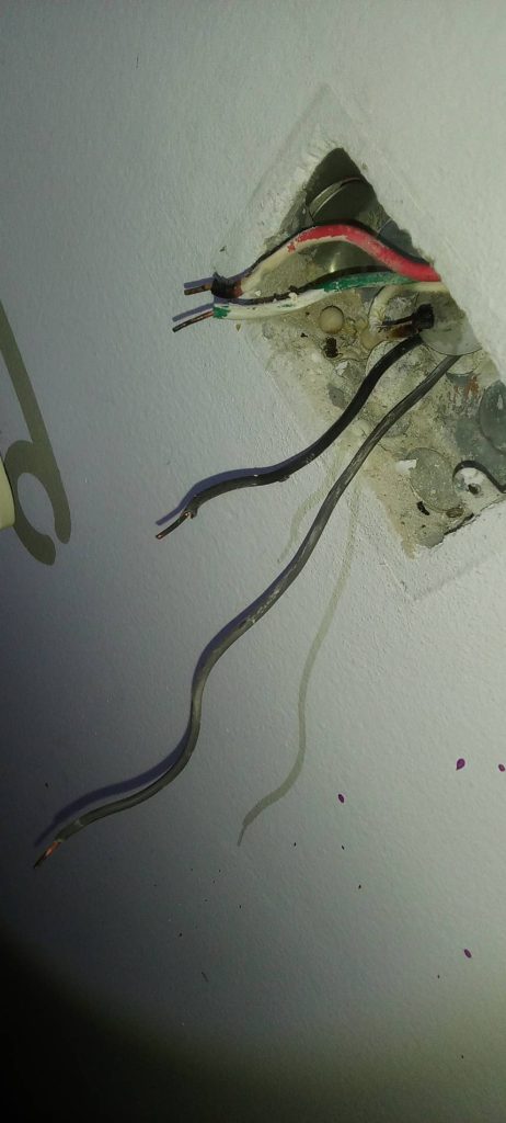 สายไฟเก่าในบล็อกปลั๊กไฟ