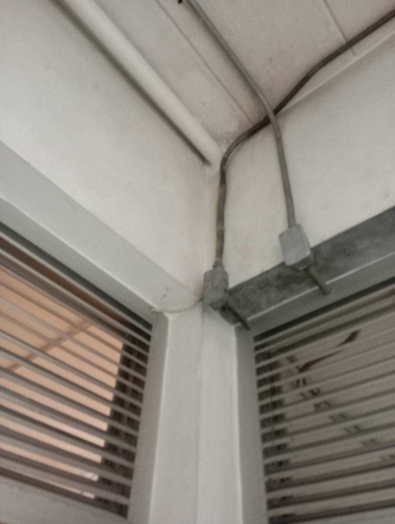 ท่อร้อยสายไฟเก่าชำรุด
