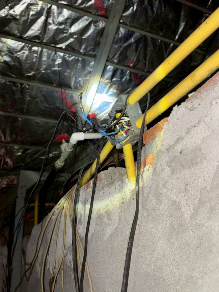 ท่อสายไฟและกล่องพักสายไฟบนฝ้า