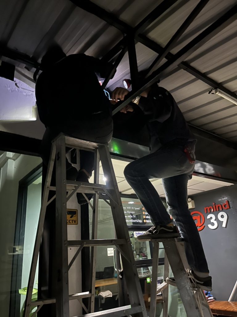 ปีนบันไดเช็กสายไฟ