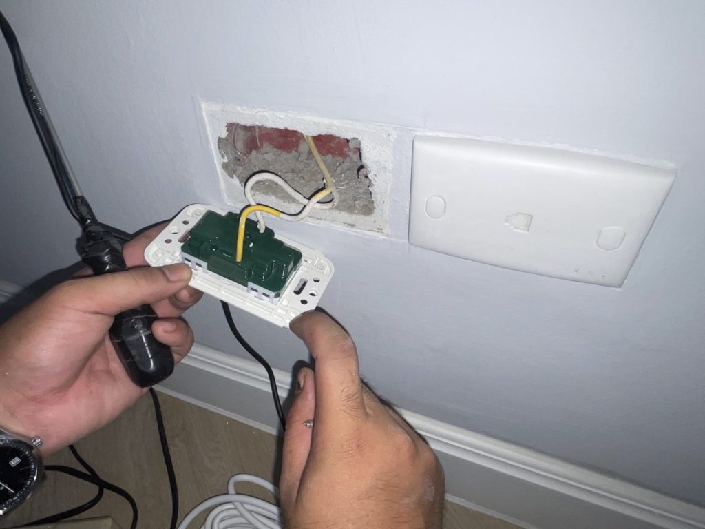 รื้อปลั๊กหาจุดช็อต