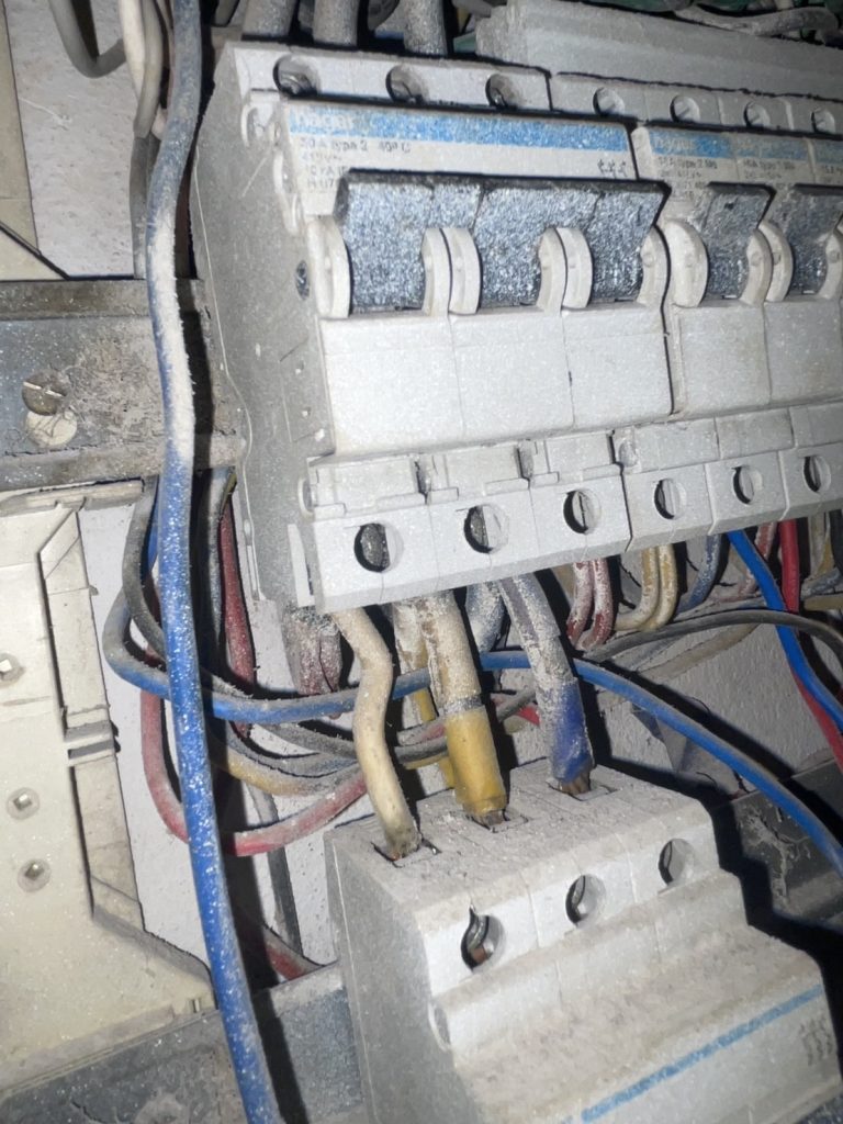 เบรกเกอร์