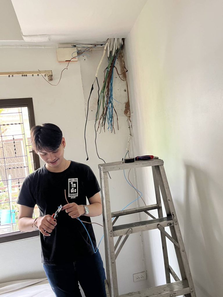 เดินสายไฟเตรียมติดตั้งตู้คอนซูมเมอร์