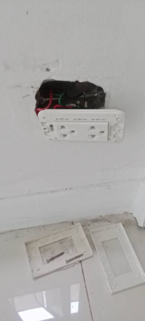 งานติดตั้งปลั๊กไฟ