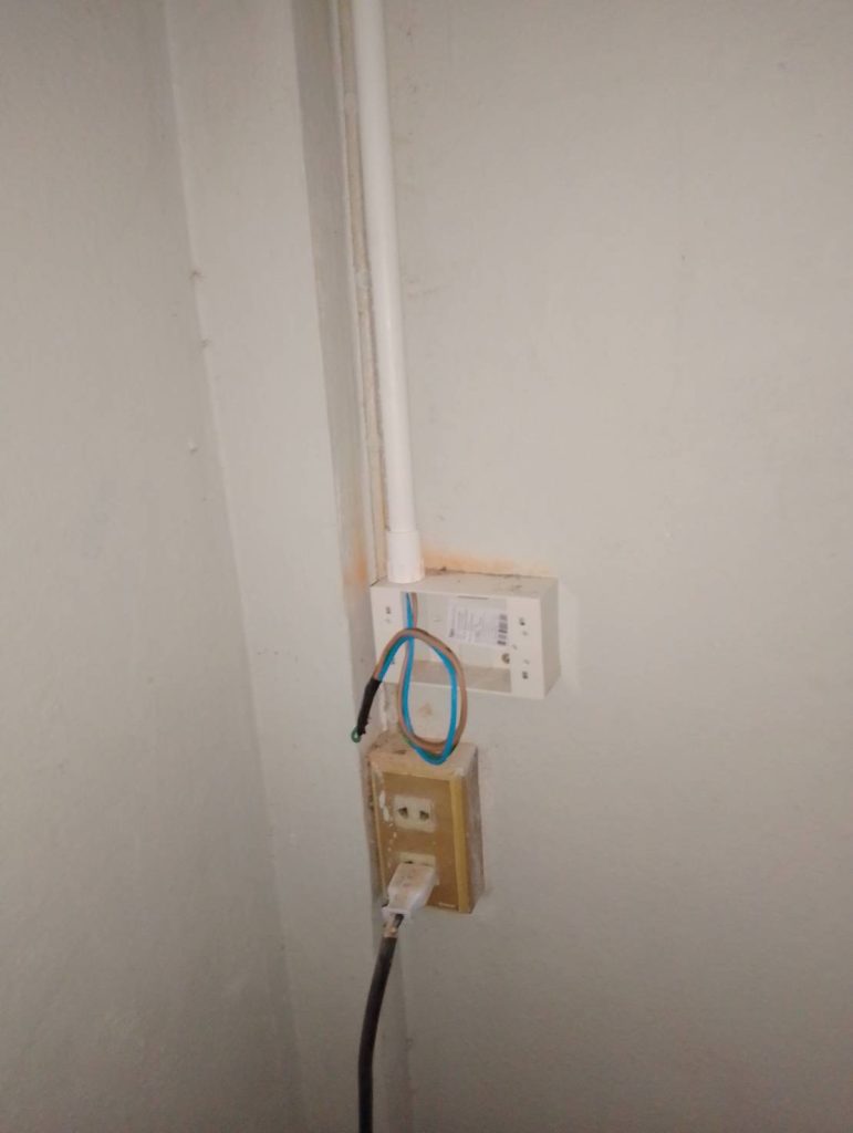 เดินท่อร้อยสายไฟติดตั้งปลั๊ก