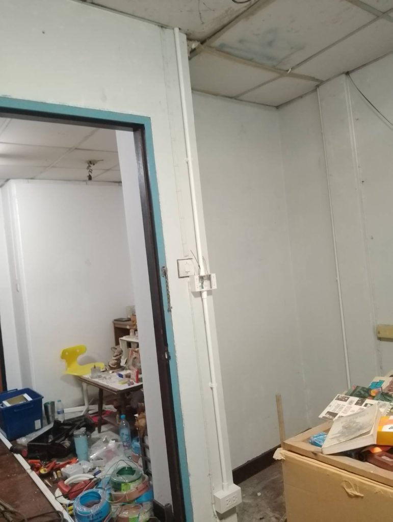 เดินท่อร้อยสายไฟติดตั้งปลั๊ก