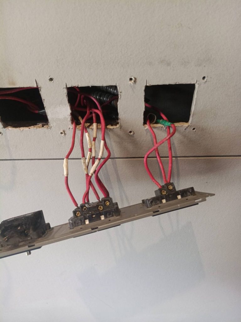 รื้อสวิตช์เช็กสายไฟ