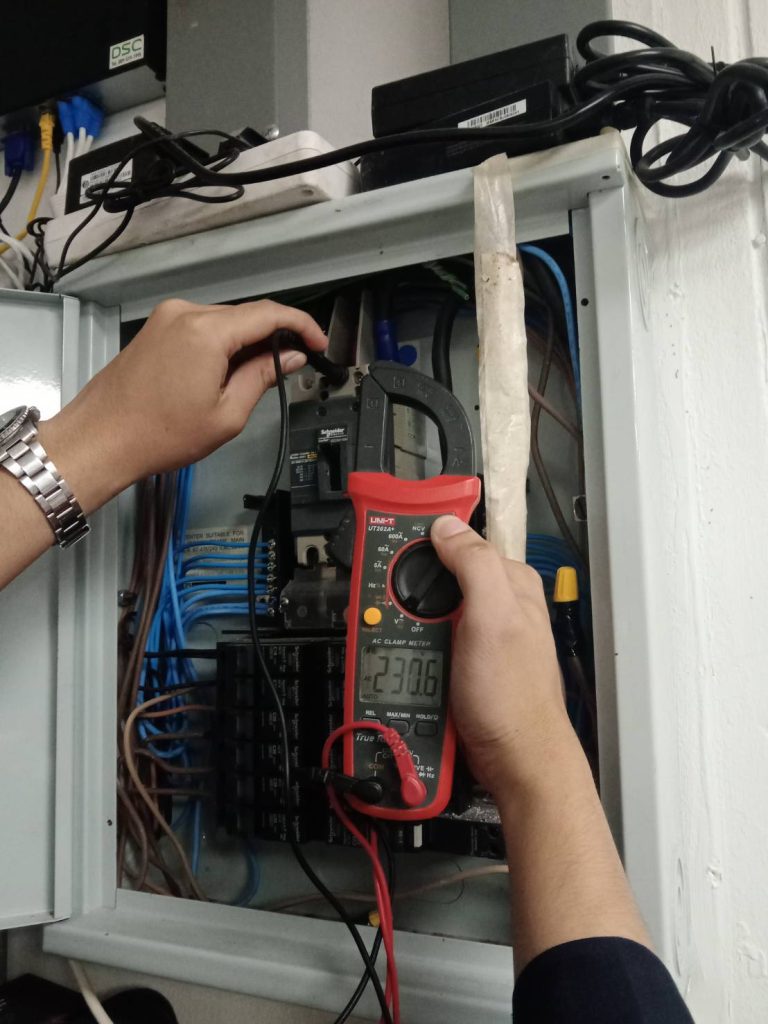 ช่างไฟฟ้า วัดไฟตู้โหลดเซ็นเตอร์